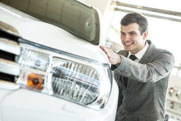 Obraz premium Professional car salesman at work