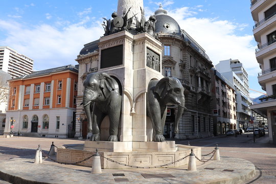 VILLE DE CHAMBERY - SAVOIE - FONTAINE DES ELEPHANTS - LES QUATRE SANS CULS