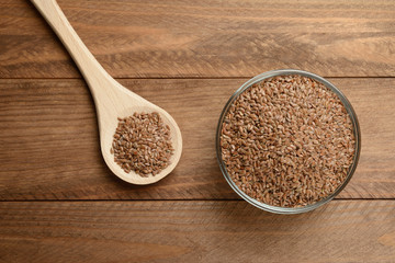 Lino marrón en la mesa en un bol de cristal