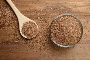 Lino marrón en la mesa en un bol de cristal