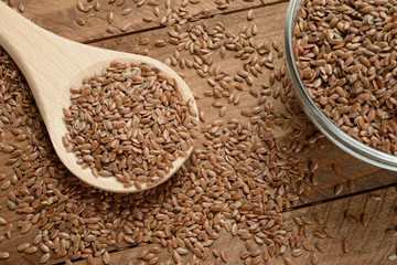 Lino marrón en la mesa en un bol de cristal