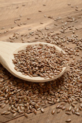 Lino marrón en la mesa en una cuchara de madera