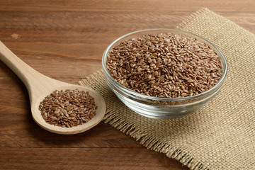 Lino marrón en la mesa en un bol de cristal