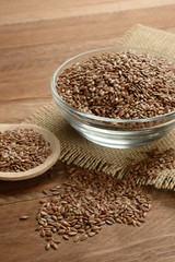 Lino marrón en la mesa en un bol de cristal