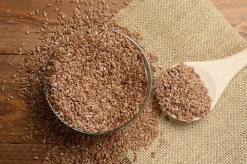 Lino marrón en la mesa en un bol de cristal