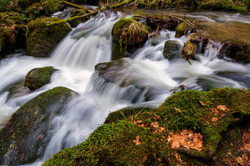 Fototapeta na wymiar Wasserfall mit Steinen voller Moos