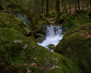 Wasserfall mit Steinen voller Moos