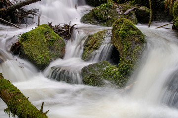 Wasserfall mit Steinen voller Moos