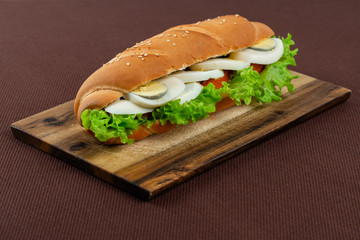 sandwich with egg greens and tomato