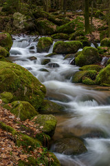 Wasserfall mit Steinen voller Moos
