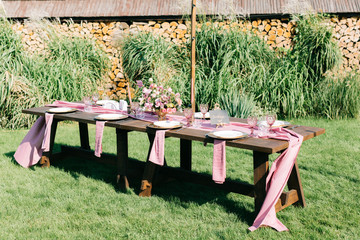 Elegant black and pink table setting for wedding reception with bouquets