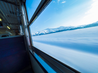 冬晴れの雪原を走る只見線キハ40系の車窓　2月