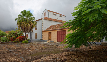 Fototapeta na wymiar La Palma - Altes Bananenpflanzerhaus bei Los Llanos de Aridane