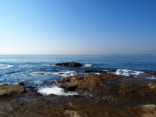 Fototapeta na wymiar 岩場の海岸