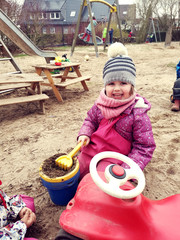 Glückliches Mädchen im Kindergarten am spielen