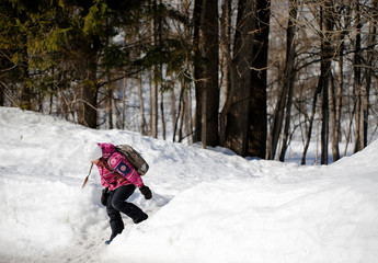 fille marchant durant l'hiver