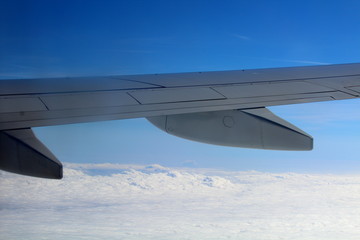Obraz premium view with airplane wing in the foreground