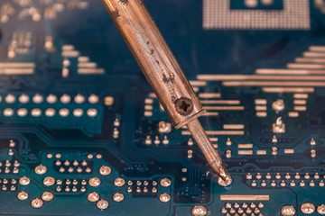 Electronic circuit board soldering iron