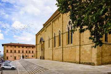 Arezzo ist eine Stadt mit 100 000 Einwohnern in der mittelitalienischen Region Toskana, nordöstlich von Siena. Sie ist Hauptstadt der gleichnamigen Provinz und viertgrößte Stadt der Toskana.
