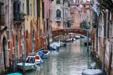 Fototapeta na wymiar un des multiples canaux de Venise Italie