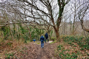 Famille qui marche dans la vall&eacute;e des Traouiero en Bretagne. France