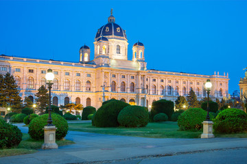Obraz premium Austria, Vienna, view of Natural History Museum, Maria Theresa monument and Garden