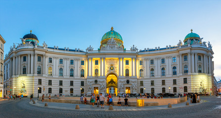 Fototapeta na wymiar Hofburg Imperial Palace in Vienna at dusk