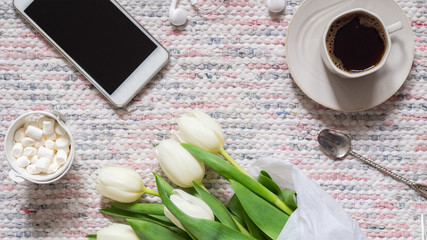 Obraz na płótnie Canvas Bouquet of white tulips, coffee and phone