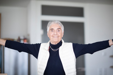 Ältere Frau zu Hause aktiv Gymnastik