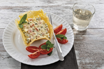 insalata russa in cialda di mais con vino bianco da sopra
