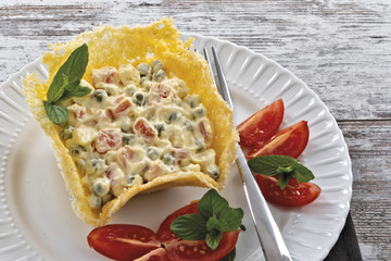 insalata russa in cialda di mais da sopra
