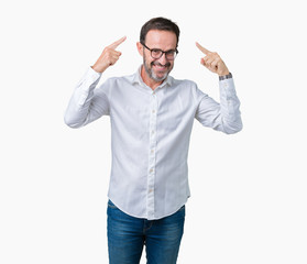 Fototapeta premium Handsome middle age elegant senior business man wearing glasses over isolated background Smiling pointing to head with both hands finger, great idea or thought, good memory