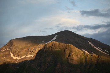 Obraz premium Green mountains in the fog. Seamless background. savsat/artvin/turkey