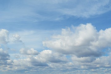 Obraz premium Beautiful cloudscape in blue sky, natural background