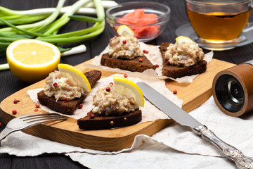 Forshmak with rye bread on cutting board, ready to eat