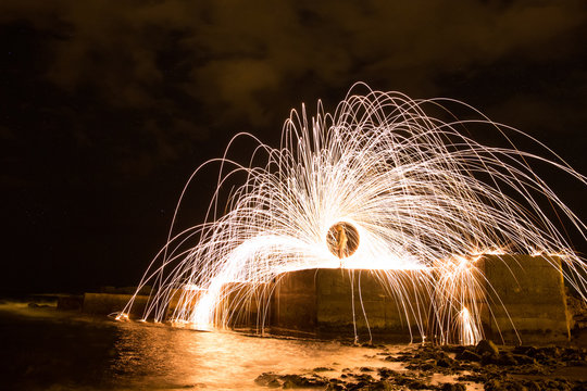 light panting con lana de acero sobre roca