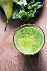 Green kale & pear smoothie 
