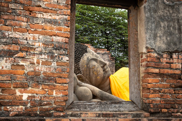 statue of reclining buddha in temple