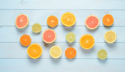 Cítricos sobre fondo de madera azul. Naranja, mandarina, pomelo, limón y lima.