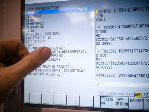 Fanuc bedienung an einem Touchpanel mit Finger Steuerung 
