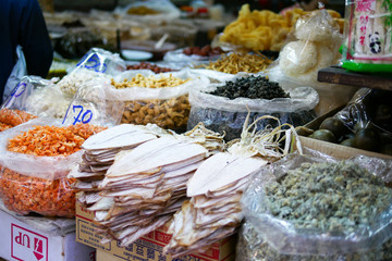 Obraz premium Many large dried squid and other dry food are placed on the shelves to be sold.