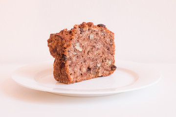 Lecker Apfel Brot mit Walnüssen auf einem Teller