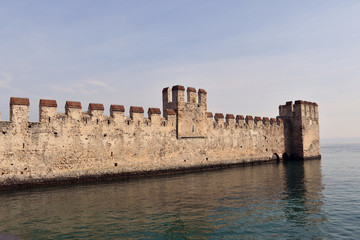 Le mura della darsena del Castello Scaligero a Sirmione