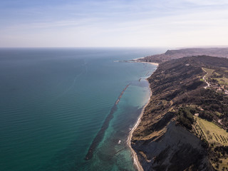 Vista aerea della falesia a picco sul mare Adriatico che da Pesaro porta a Gabicce lungo il parco SanBartolo