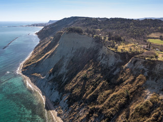 Fototapeta premium Vista aerea della falesia a picco sul mare Adriatico che da Pesaro porta a Gabicce lungo il parco SanBartolo