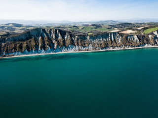 Fototapeta premium Vista aerea della falesia a picco sul mare Adriatico che da Pesaro porta a Gabicce lungo il parco SanBartolo