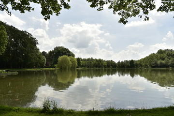 Eclaircie au loin derrière l'étang principal du domaine provincial de Vrijbroekpark à Malines