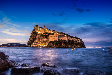 Ischia - Castello Aragonese al tramonto sul mar Mediterraneo - obrazy, fototapety, plakaty