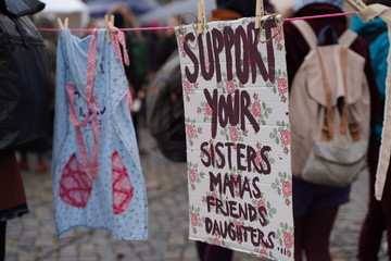 Feministisches Plakat beim Frauenstreik zum Internationalen Frauentag am 8. März: Support your...