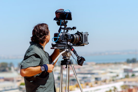Camar&oacute;grafo con c&aacute;mara de cine digital en tripode
